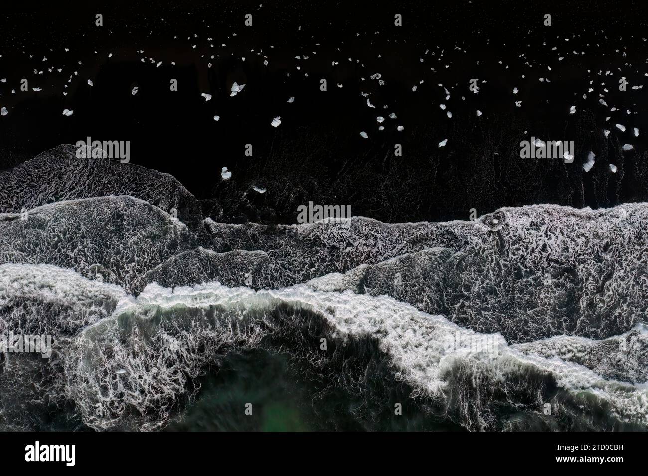 Ein eindrucksvolles Schwarzweiß-Bild, das die raue Schönheit eines isländischen Flussbeckens mit kontrastierenden Texturen und fließendem Wasser einfängt Stockfoto