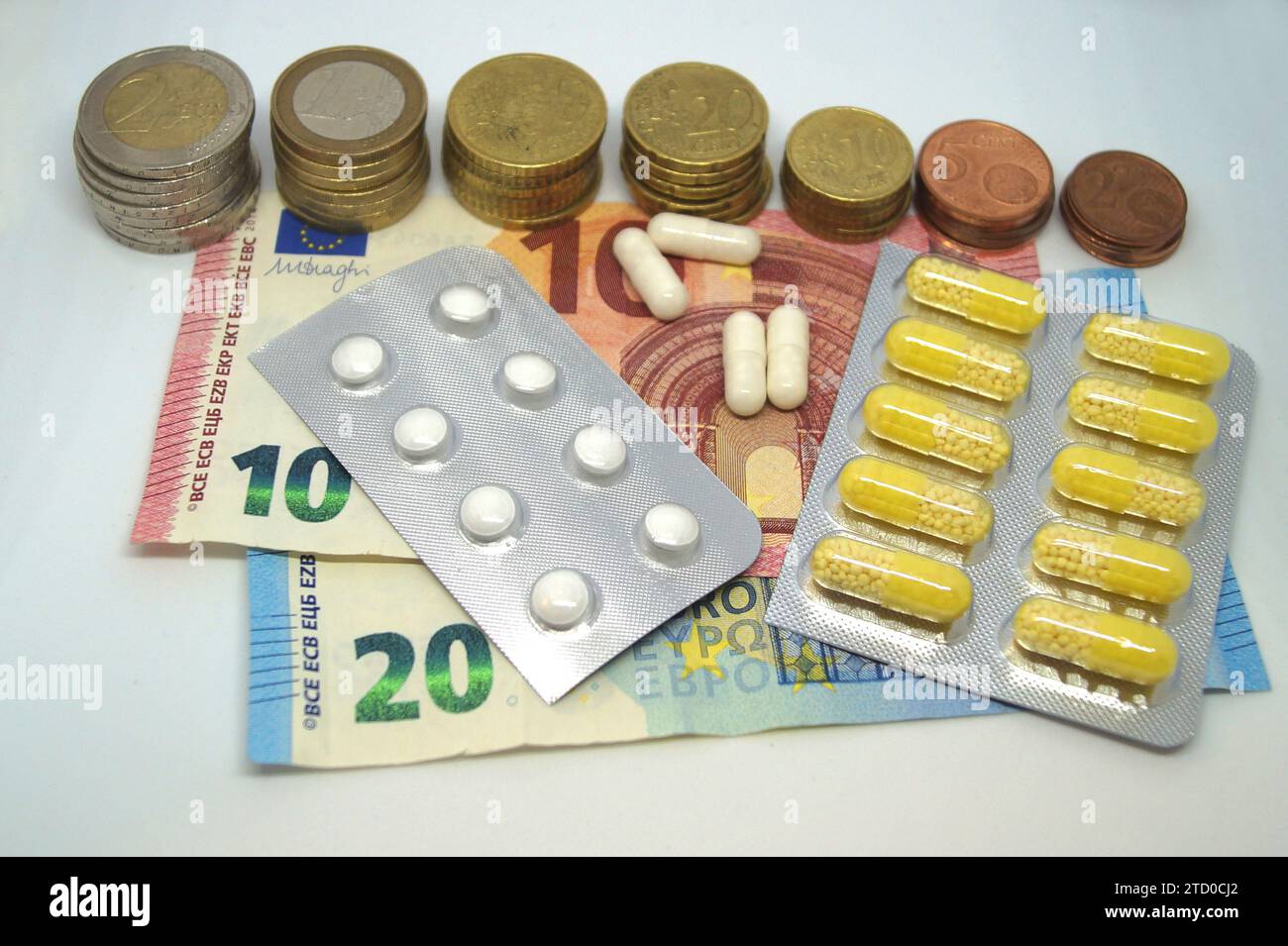 Verschiedene Tabletten mit Euro, symbolisches Bild für medizinische Kosten Stockfoto