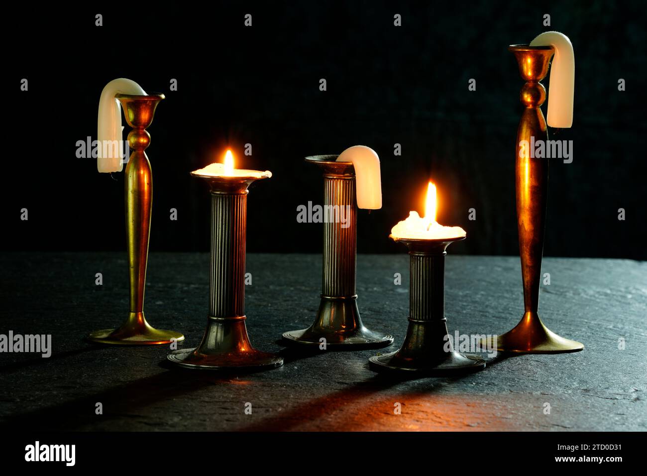 Vorübergehende Zeit, ausgebrannt, fast verbrannte Kerzen Stockfoto