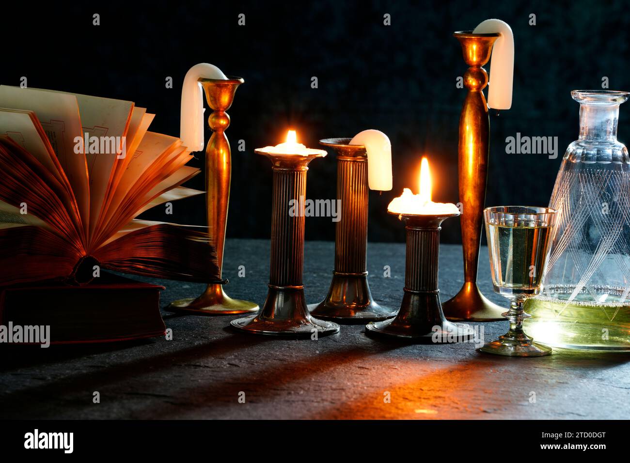 Vorübergehende Zeit, ausgebrannt, fast verbrannte Kerzen Stockfoto
