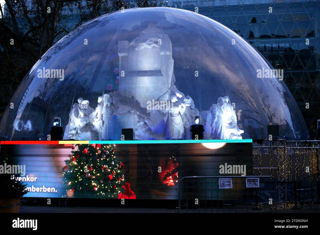 Die Statue von Mihaly Vorosmarty, geschützt gegen Frost, Dezember 2023, Vorosmarty ter, Vorosmarty Platz, Budapest, Ungarn Stockfoto