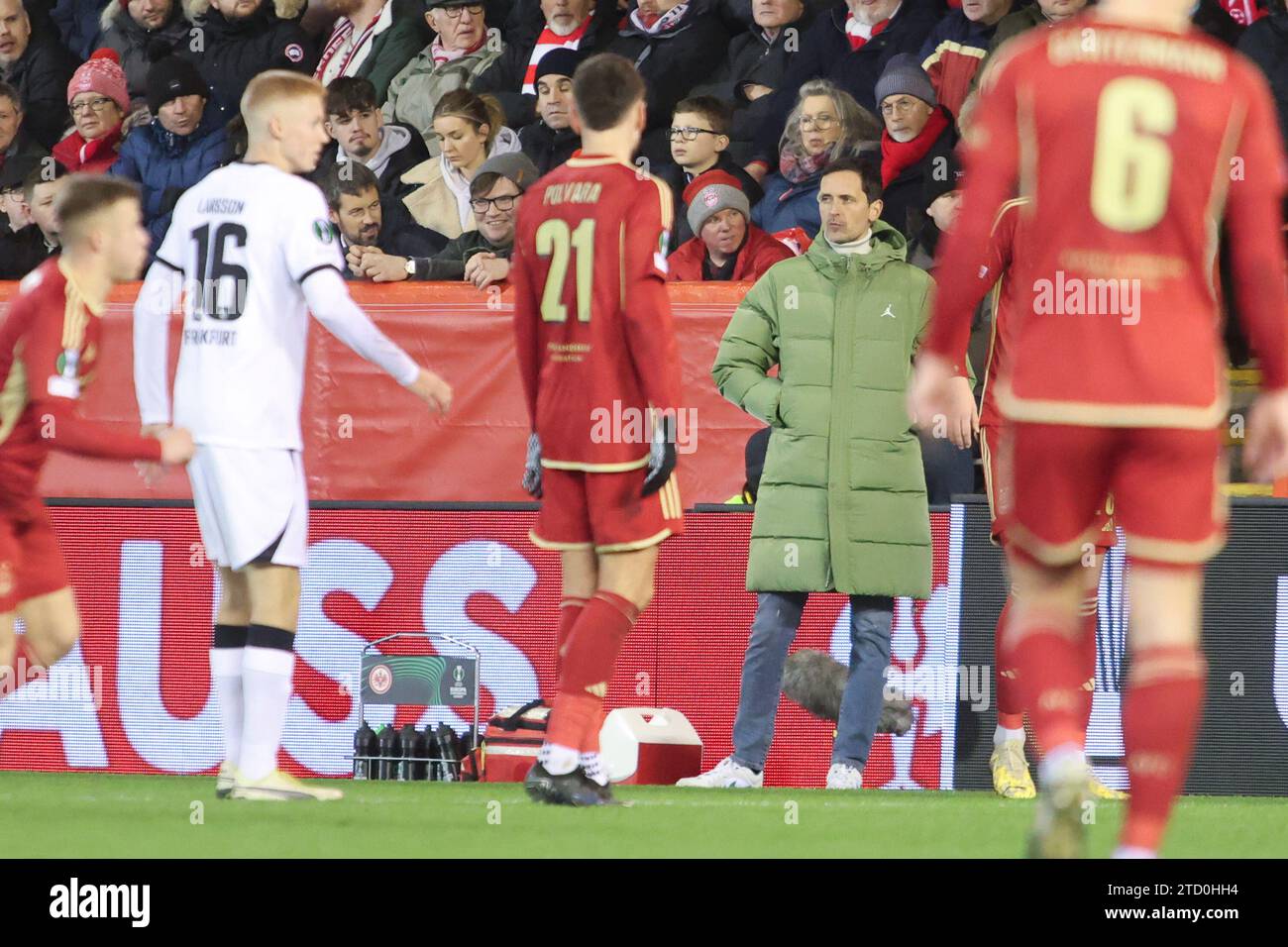 ABERDEEN, SCHOTTLAND 14. DEZEMBER EintrachtTrainer Dino Toppmöller beim GUEFA Europa ABERDEEN, SCHOTTLAND 14. DEZEMBER EintrachtTrainer Dino Toppmöller beim GUEFA Europa