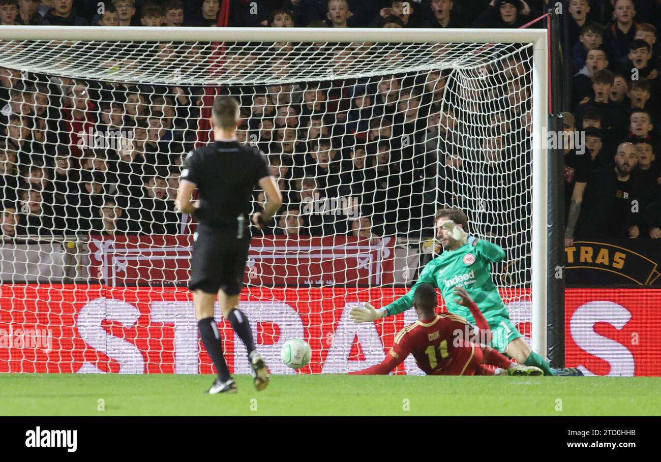 ABERDEEN, SCHOTTLAND 14. DEZEMBER Luis Lopes erzielte 10 Punkte beim Spiel Aberdeen FC gegen ABERDEEN, SCHOTTLAND 14. DEZEMBER Luis Lopes erzielte 10 Punkte beim Spiel Aberdeen FC gegen