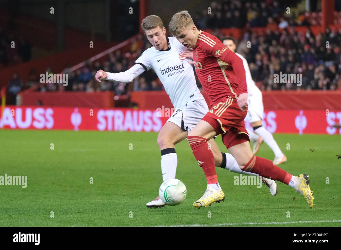 ABERDEEN, SCHOTTLAND - 14. DEZEMBER: Elias Baum mit Aberdeen's Ryan Duncan beim G-UEFA Europa Conference League Spiel der Aberdeen FC gegen Eintracht Frankfurt Group im Pittodrie Stadium am 14. Dezember 2023 in Aberdeen, Schottland. (MB Medien) Stockfoto