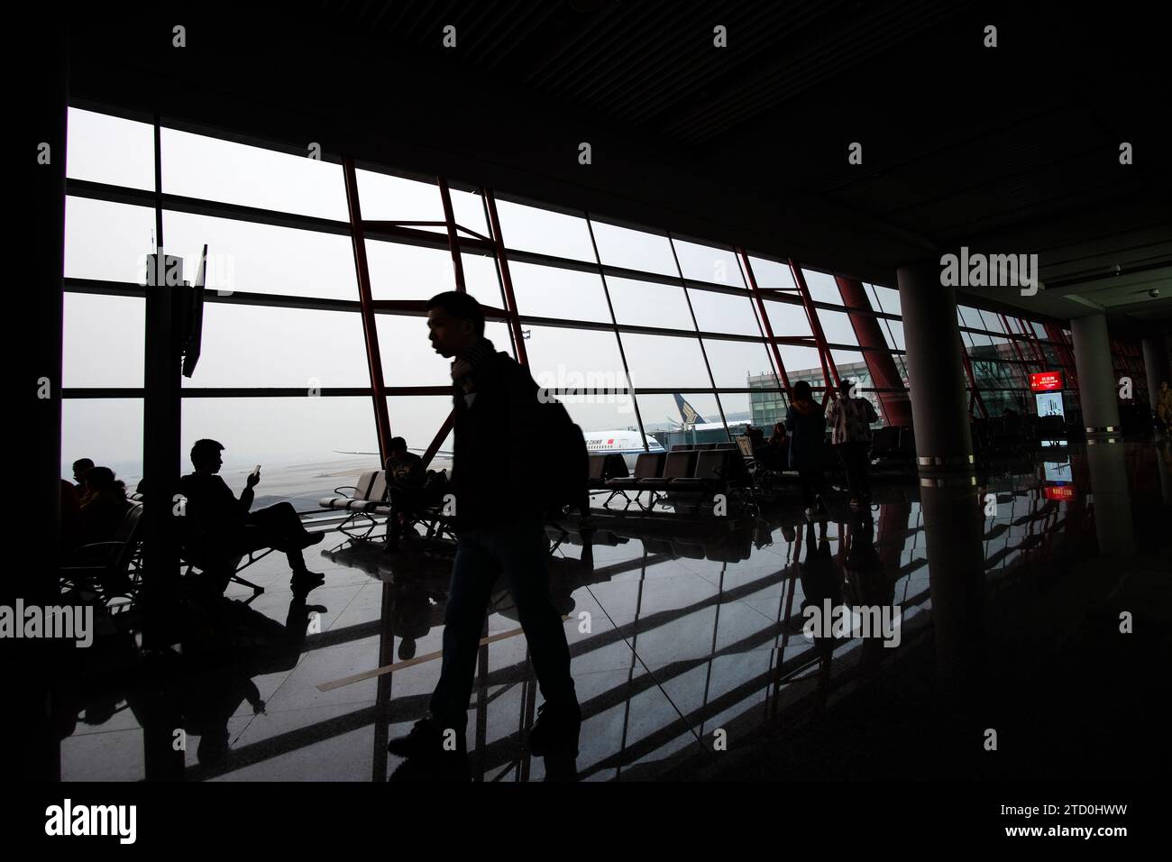 Die Leute in der Abflughalle am Pekinger Capital International Airport Stockfoto