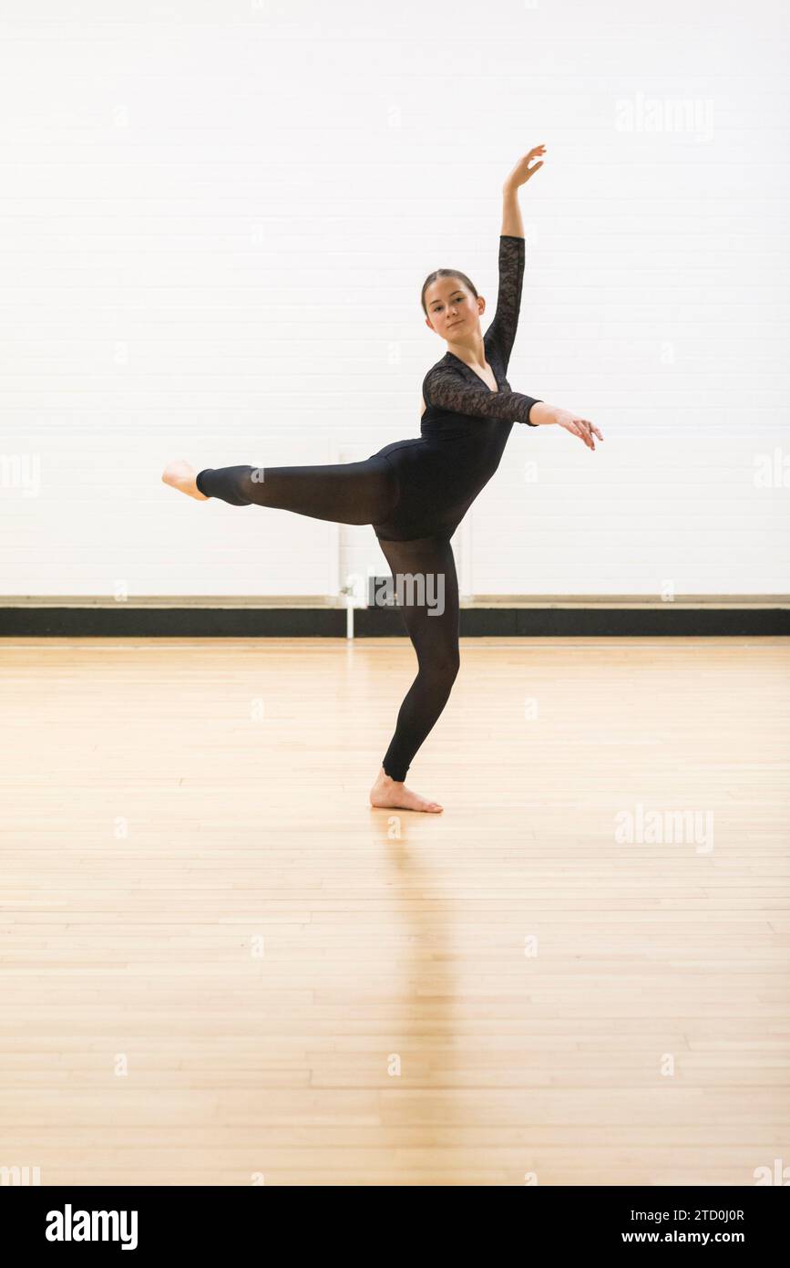 Fotos von Mädchen in einem Schulstudio, die studieren, A-Level-Tanz Stockfoto