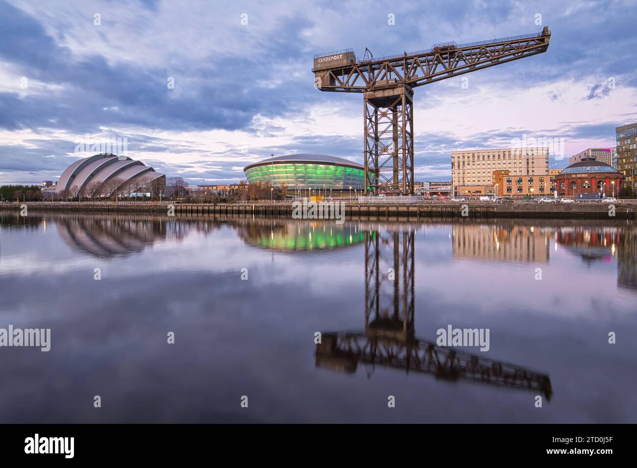 Eine beeindruckende Mischung aus Alt und Moderne entlang der Clyde Waterfront in Glasgow - der Finnieston Crane, der OVO Hydro und SEC Armadillo Stockfoto