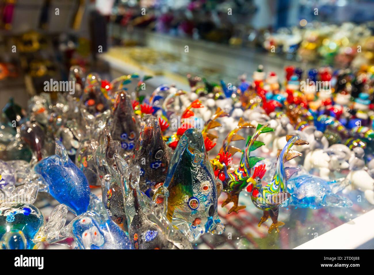 Murano-Glas-Produkte im Souvenirladen in Venedig Stockfoto