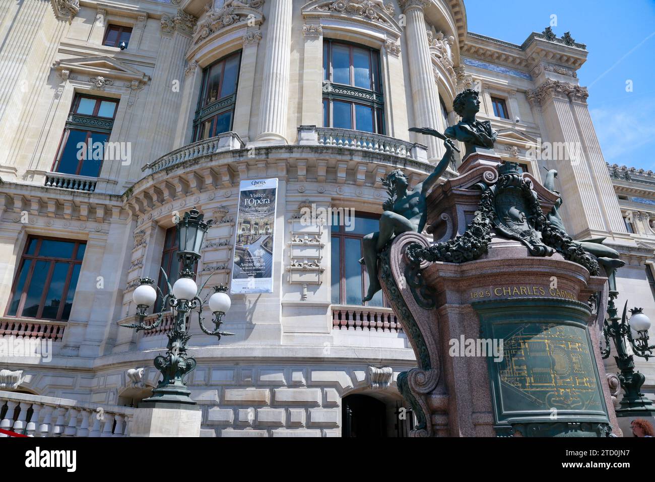 Opera Garnier, bekannt als Palais Garnier, Symbol von Paris, an einem schönen Sommertag mit blauem Himmel, in Paris, Frankreich Stockfoto