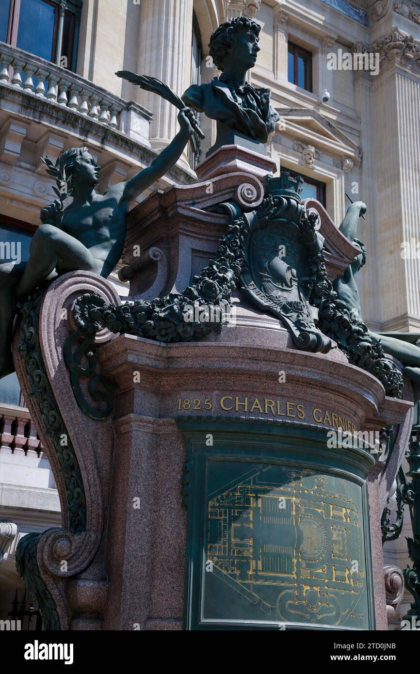 Opera Garnier, bekannt als Palais Garnier, Symbol von Paris, an einem schönen Sommertag mit blauem Himmel, in Paris, Frankreich Stockfoto