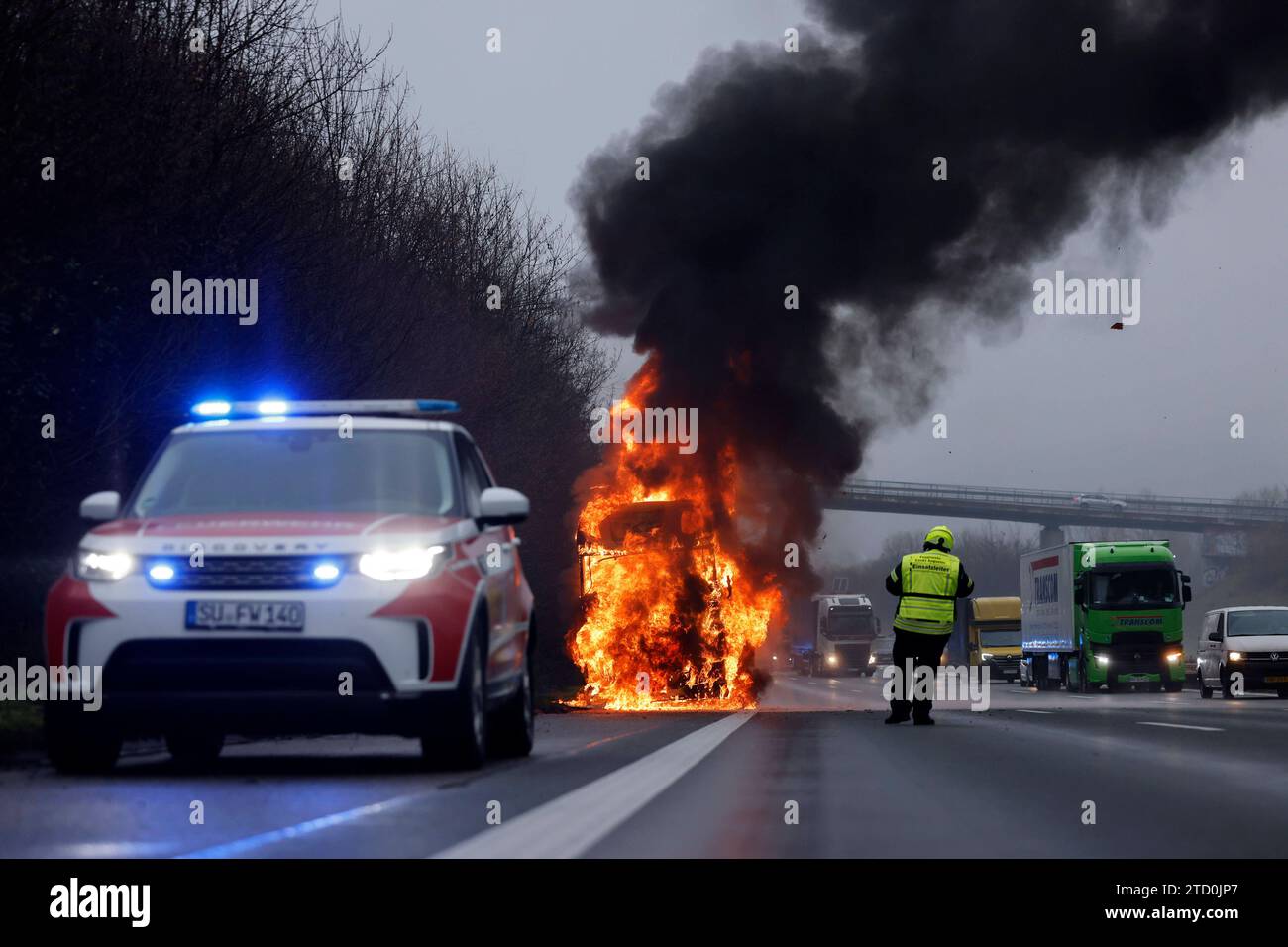 Auf der Autobahn A3 in Höhe Anschlussstelle Siebengebirge ist ein Lastwagen in Brand geraten. Der Fahrer bemerkte während der Fahrt ungewöhnliche Geräusche aus dem Motorraum. Kaum, dass er angehalten hatte, schlugen ihm Flammen aus dem Motor entgegen, die zügig auf die gesamte Fahrerkabine übergriffen. Die Autobahn A3 war in Richtung Frankfurt vollständig gesperrt. Themenbild, Symbolbild Königswinter, 14.12.2023 NRW Deutschland *** auf der Autobahn A3 in der Nähe des Abzweigs Siebengebirge hat der Fahrer sofort ungewöhnliche Geräusche aus dem Motorraum bemerkt Stockfoto