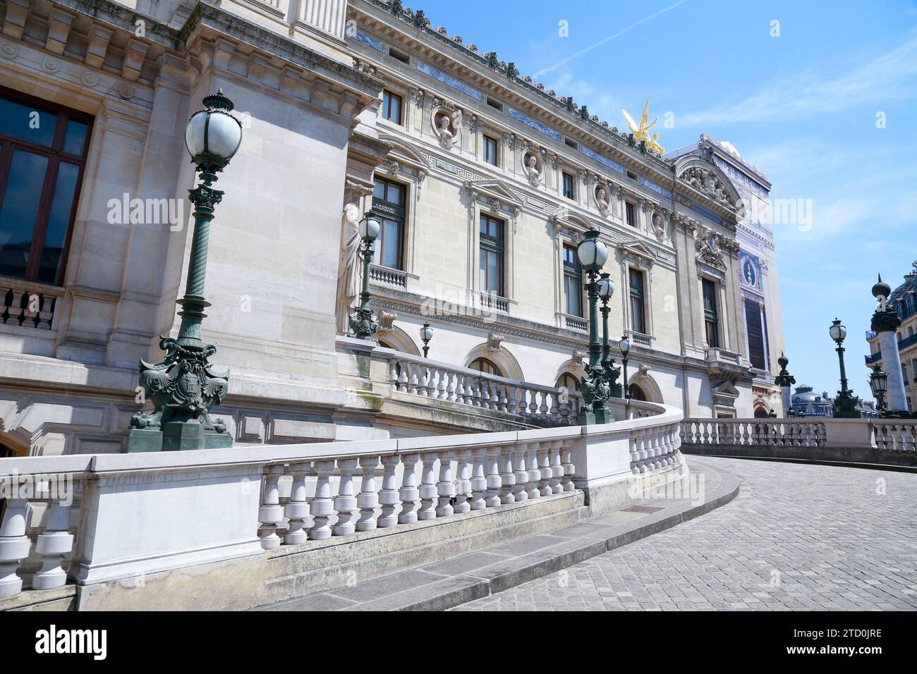 Opera Garnier, bekannt als Palais Garnier, Symbol von Paris, an einem schönen Sommertag mit blauem Himmel, in Paris, Frankreich Stockfoto