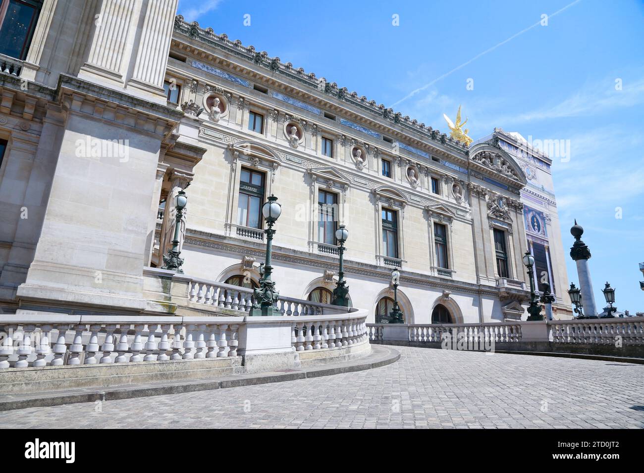 Opera Garnier, bekannt als Palais Garnier, Symbol von Paris, an einem schönen Sommertag mit blauem Himmel, in Paris, Frankreich Stockfoto