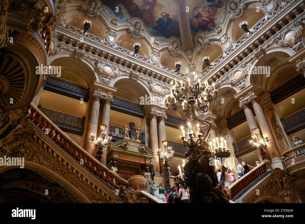 Opera Garnier, bekannt als Palais Garnier, Symbol von Paris, an einem schönen Sommertag mit blauem Himmel, in Paris, Frankreich Stockfoto