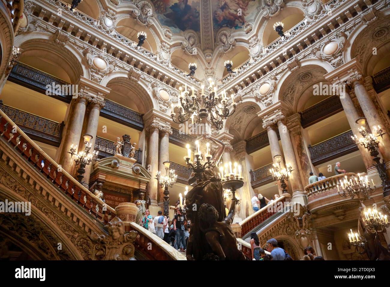 Opera Garnier, bekannt als Palais Garnier, Symbol von Paris, an einem schönen Sommertag mit blauem Himmel, in Paris, Frankreich Stockfoto