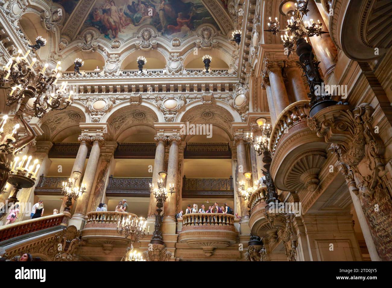 Opera Garnier, bekannt als Palais Garnier, Symbol von Paris, an einem schönen Sommertag mit blauem Himmel, in Paris, Frankreich Stockfoto