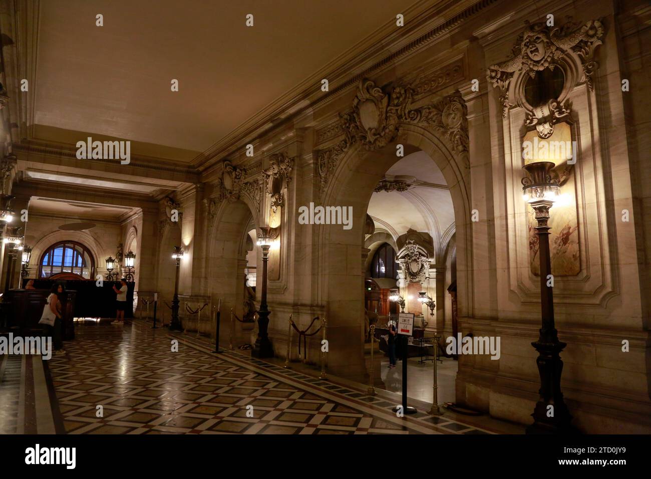 Opera Garnier, bekannt als Palais Garnier, Symbol von Paris, an einem schönen Sommertag mit blauem Himmel, in Paris, Frankreich Stockfoto