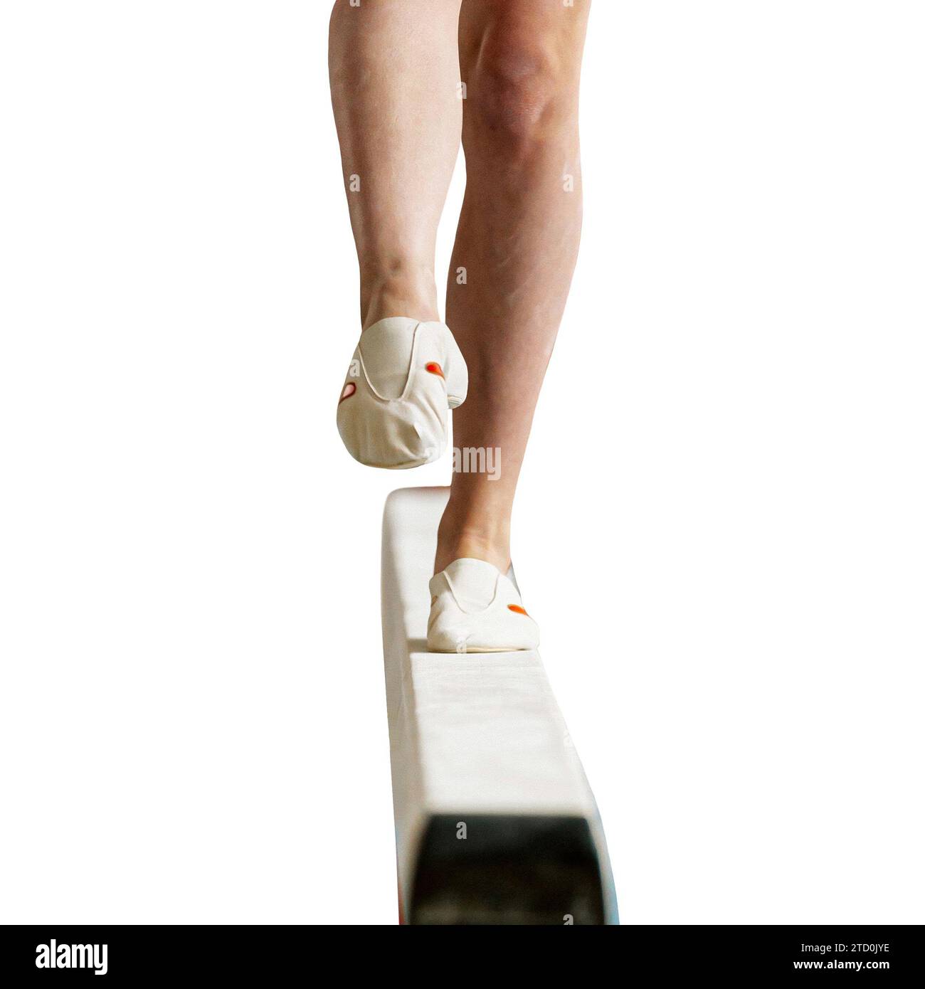 Beine Mädchen Turnerin Schritt auf Balance Strahl in der künstlerischen Gymnastik isoliert auf weißem Hintergrund, Sport Sommerspiele Stockfoto