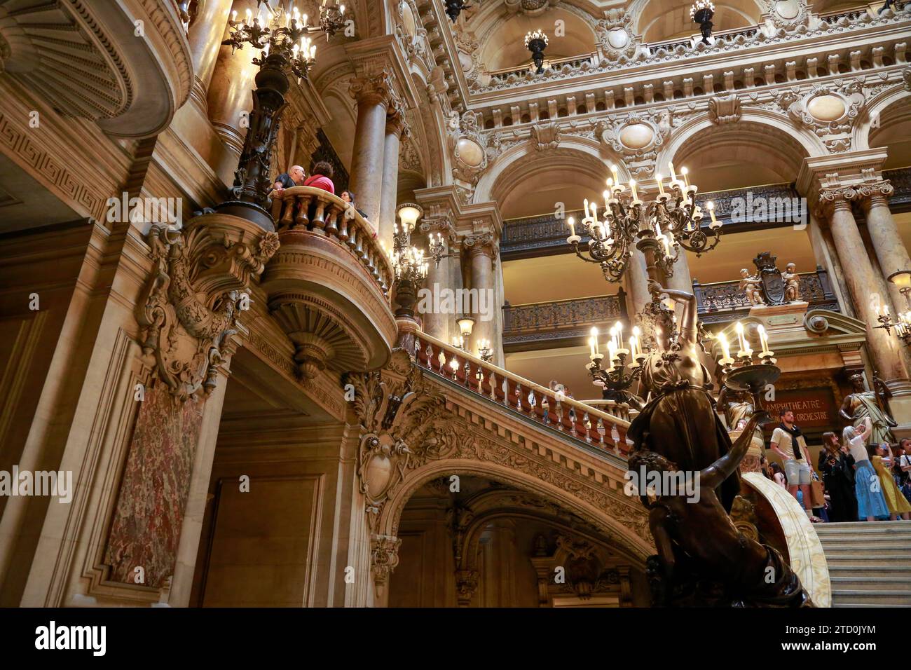 Opera Garnier, bekannt als Palais Garnier, Symbol von Paris, an einem schönen Sommertag mit blauem Himmel, in Paris, Frankreich Stockfoto
