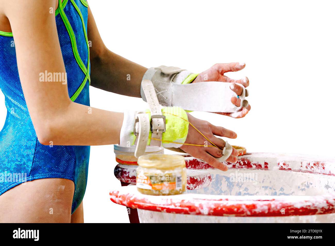 Close-up Hände Mädchen Turner in Gymnastik Griffe wenden Turnkreide von Magnesia Stände isoliert auf weißem Hintergrund an Stockfoto