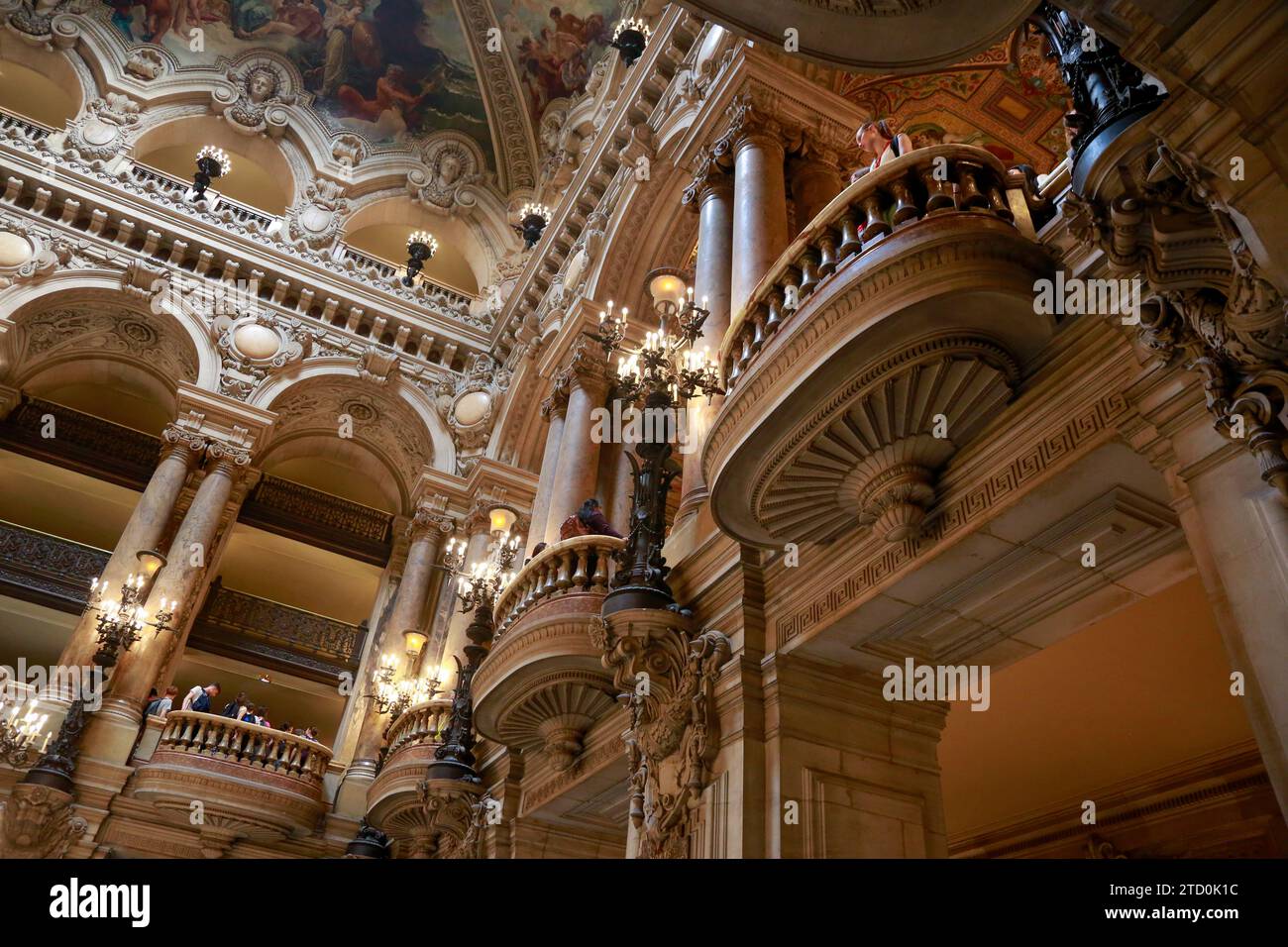 Opera Garnier, bekannt als Palais Garnier, Symbol von Paris, an einem schönen Sommertag mit blauem Himmel, in Paris, Frankreich Stockfoto