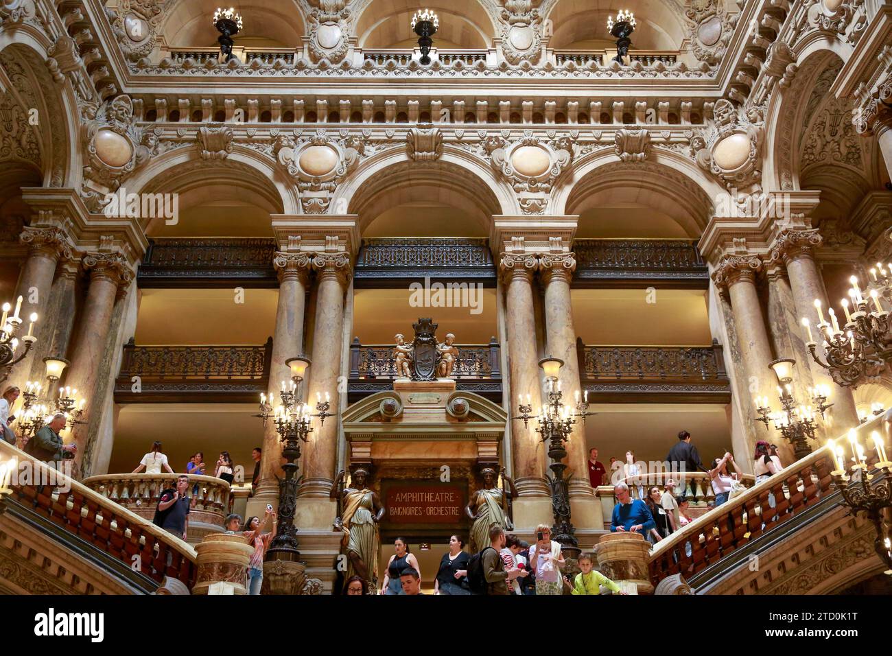 Opera Garnier, bekannt als Palais Garnier, Symbol von Paris, an einem schönen Sommertag mit blauem Himmel, in Paris, Frankreich Stockfoto