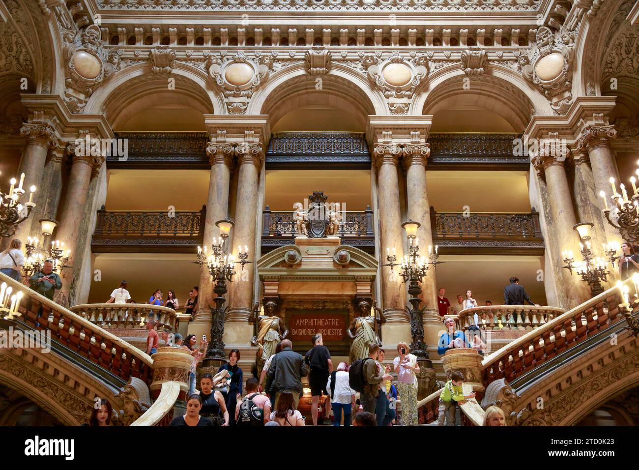 Opera Garnier, bekannt als Palais Garnier, Symbol von Paris, an einem schönen Sommertag mit blauem Himmel, in Paris, Frankreich Stockfoto