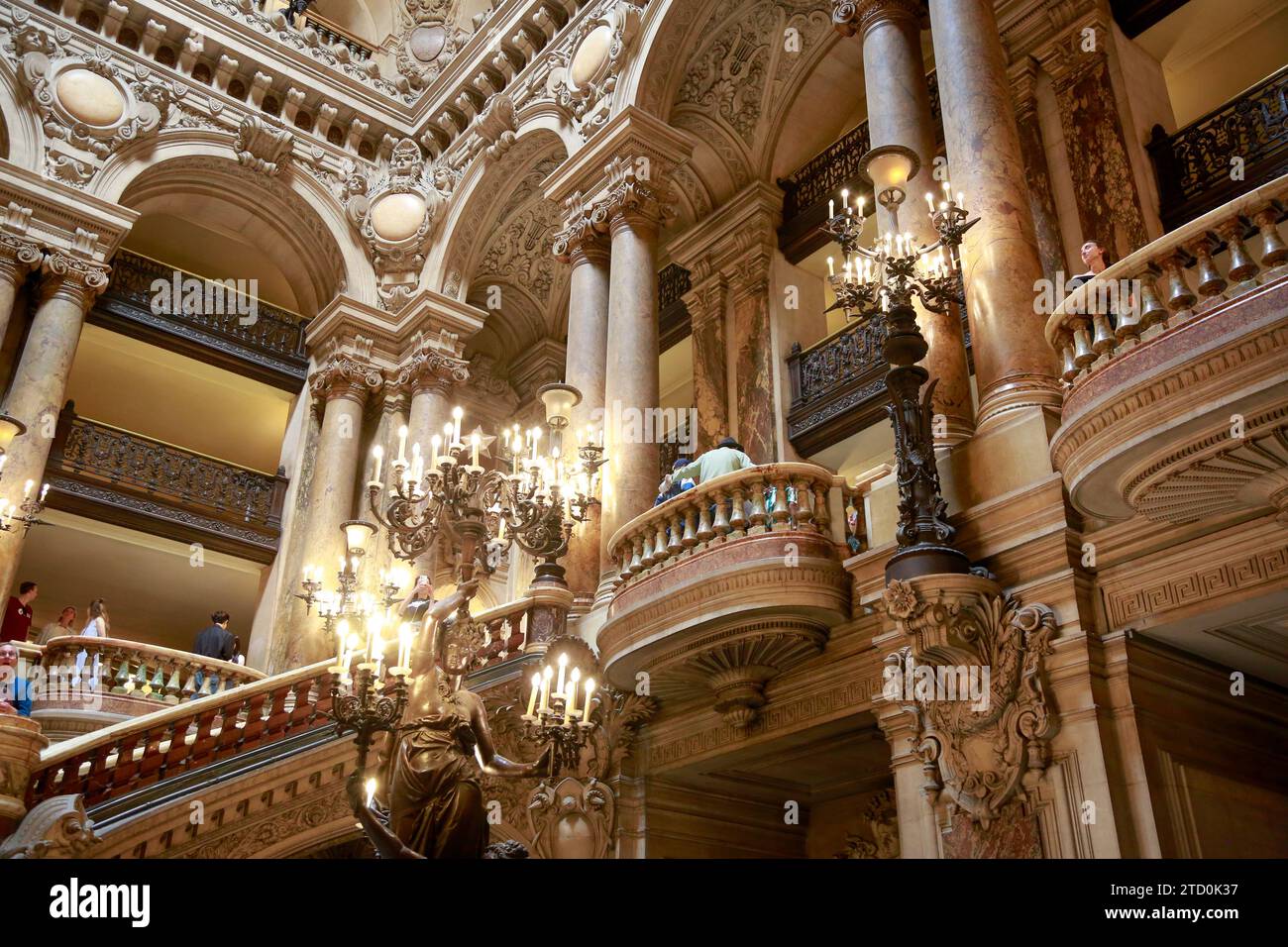 Opera Garnier, bekannt als Palais Garnier, Symbol von Paris, an einem schönen Sommertag mit blauem Himmel, in Paris, Frankreich Stockfoto