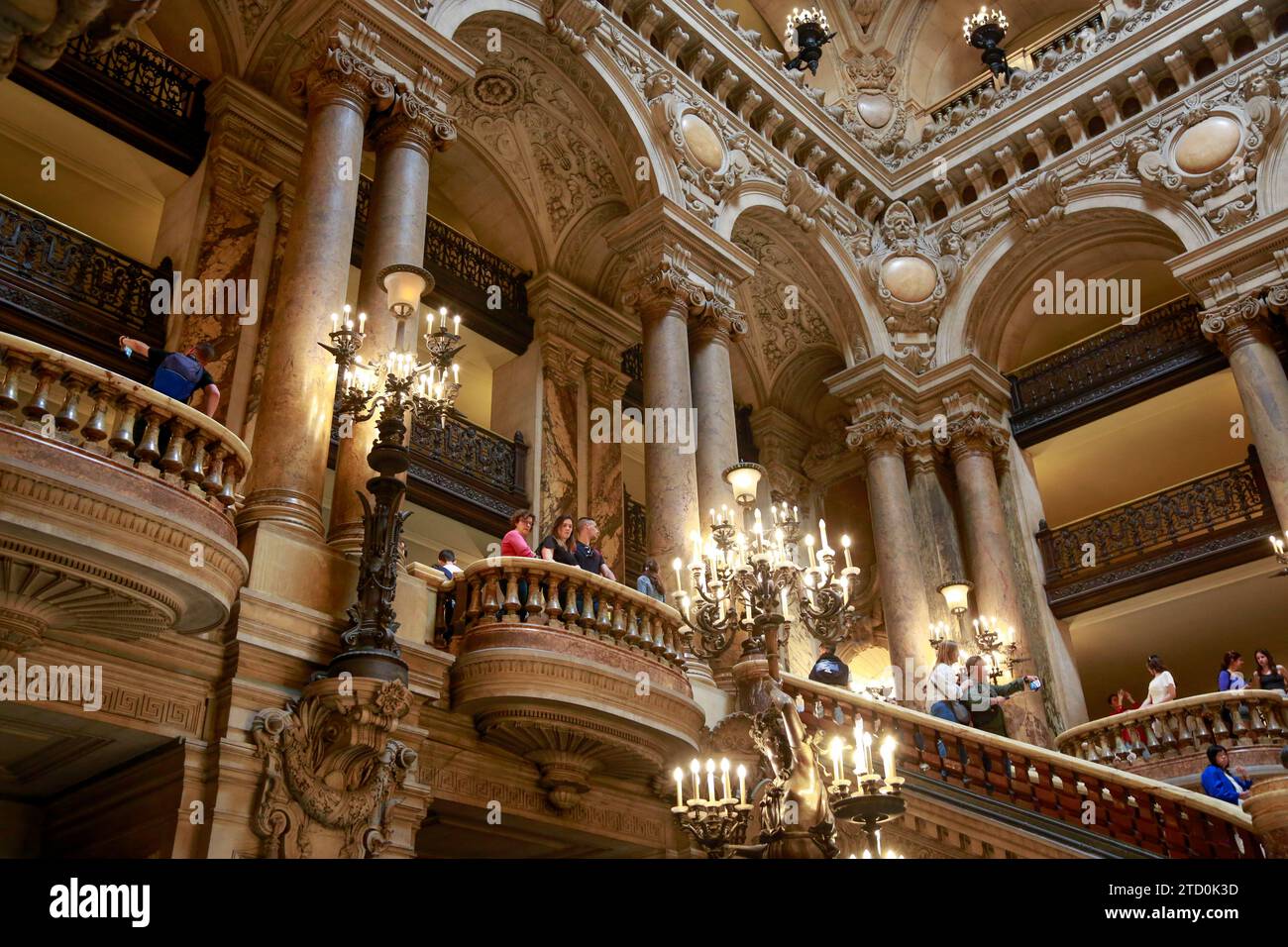 Opera Garnier, bekannt als Palais Garnier, Symbol von Paris, an einem schönen Sommertag mit blauem Himmel, in Paris, Frankreich Stockfoto