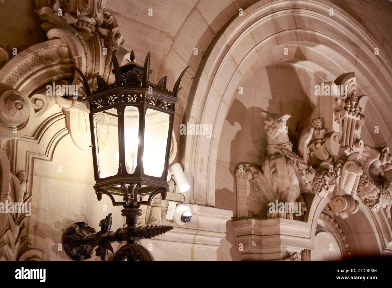 Opera Garnier, bekannt als Palais Garnier, Symbol von Paris, an einem schönen Sommertag mit blauem Himmel, in Paris, Frankreich Stockfoto