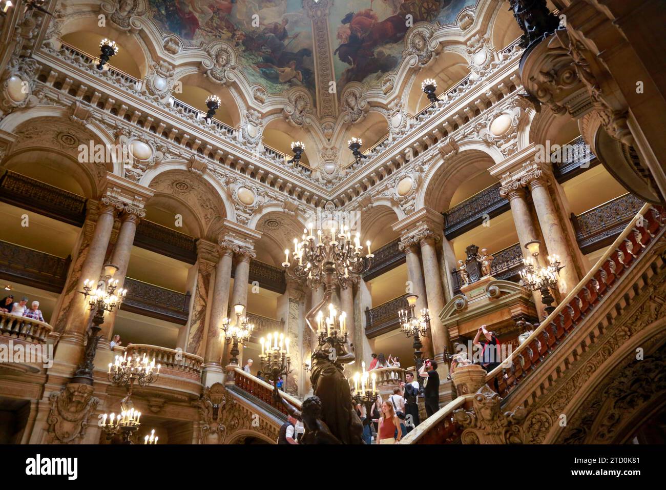 Opera Garnier, bekannt als Palais Garnier, Symbol von Paris, an einem schönen Sommertag mit blauem Himmel, in Paris, Frankreich Stockfoto
