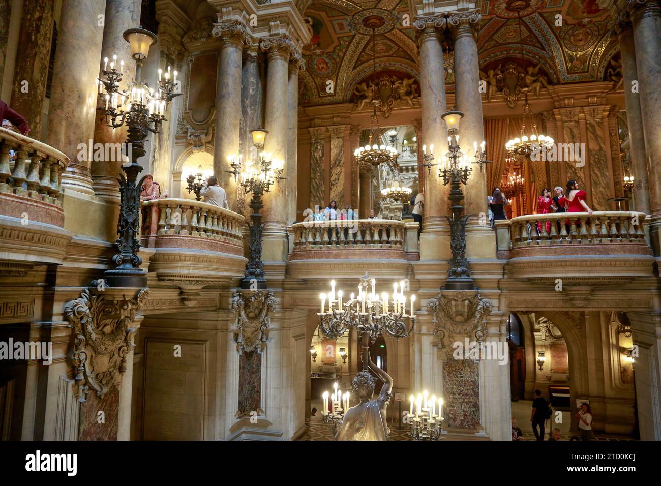 Opera Garnier, bekannt als Palais Garnier, Symbol von Paris, an einem schönen Sommertag mit blauem Himmel, in Paris, Frankreich Stockfoto
