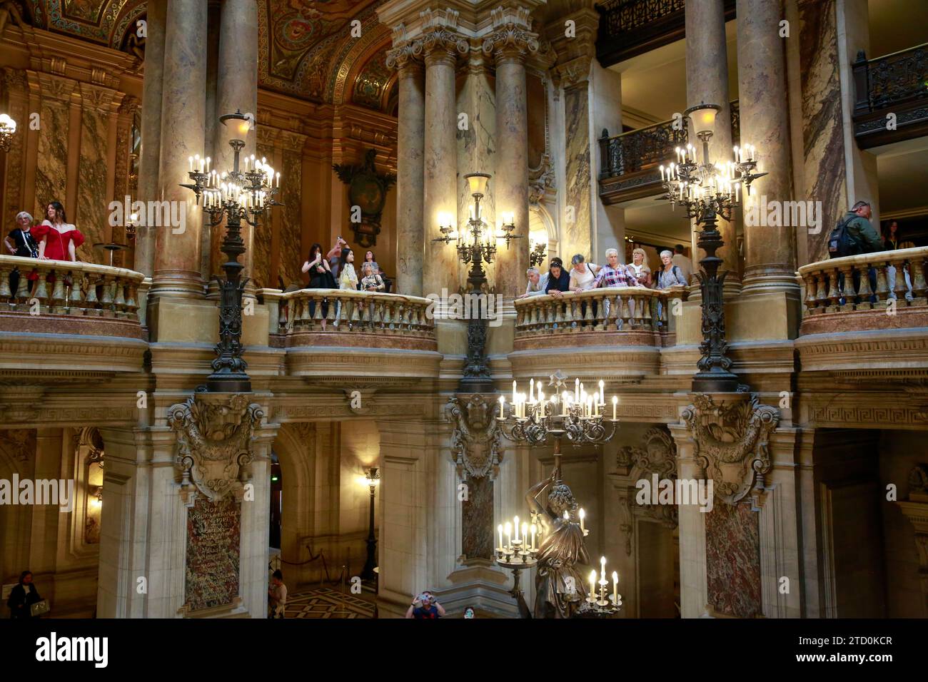 Opera Garnier, bekannt als Palais Garnier, Symbol von Paris, an einem schönen Sommertag mit blauem Himmel, in Paris, Frankreich Stockfoto