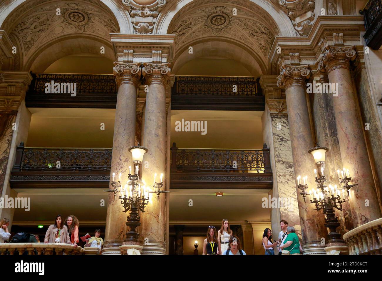 Opera Garnier, bekannt als Palais Garnier, Symbol von Paris, an einem schönen Sommertag mit blauem Himmel, in Paris, Frankreich Stockfoto