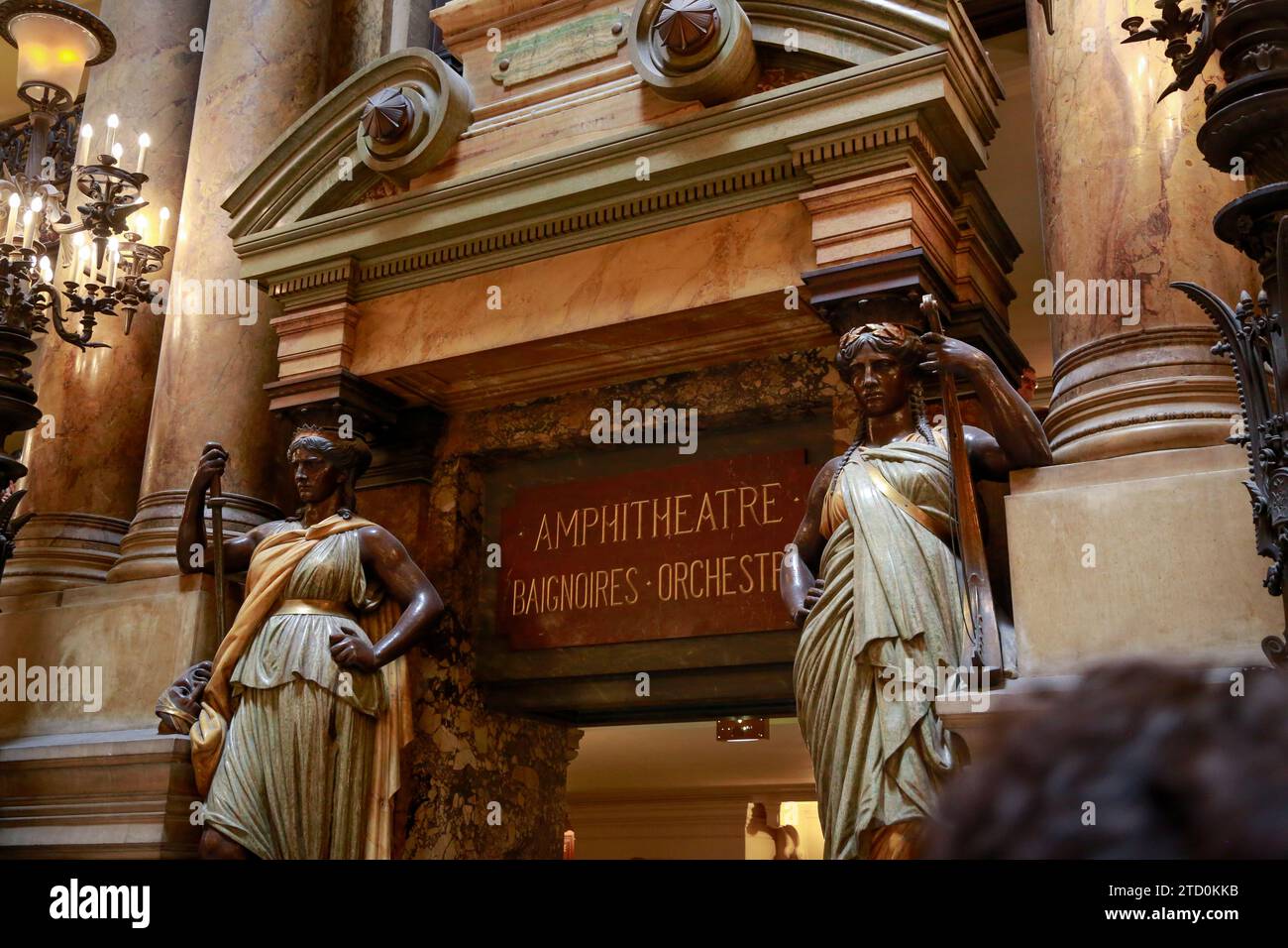 Opera Garnier, bekannt als Palais Garnier, Symbol von Paris, an einem schönen Sommertag mit blauem Himmel, in Paris, Frankreich Stockfoto