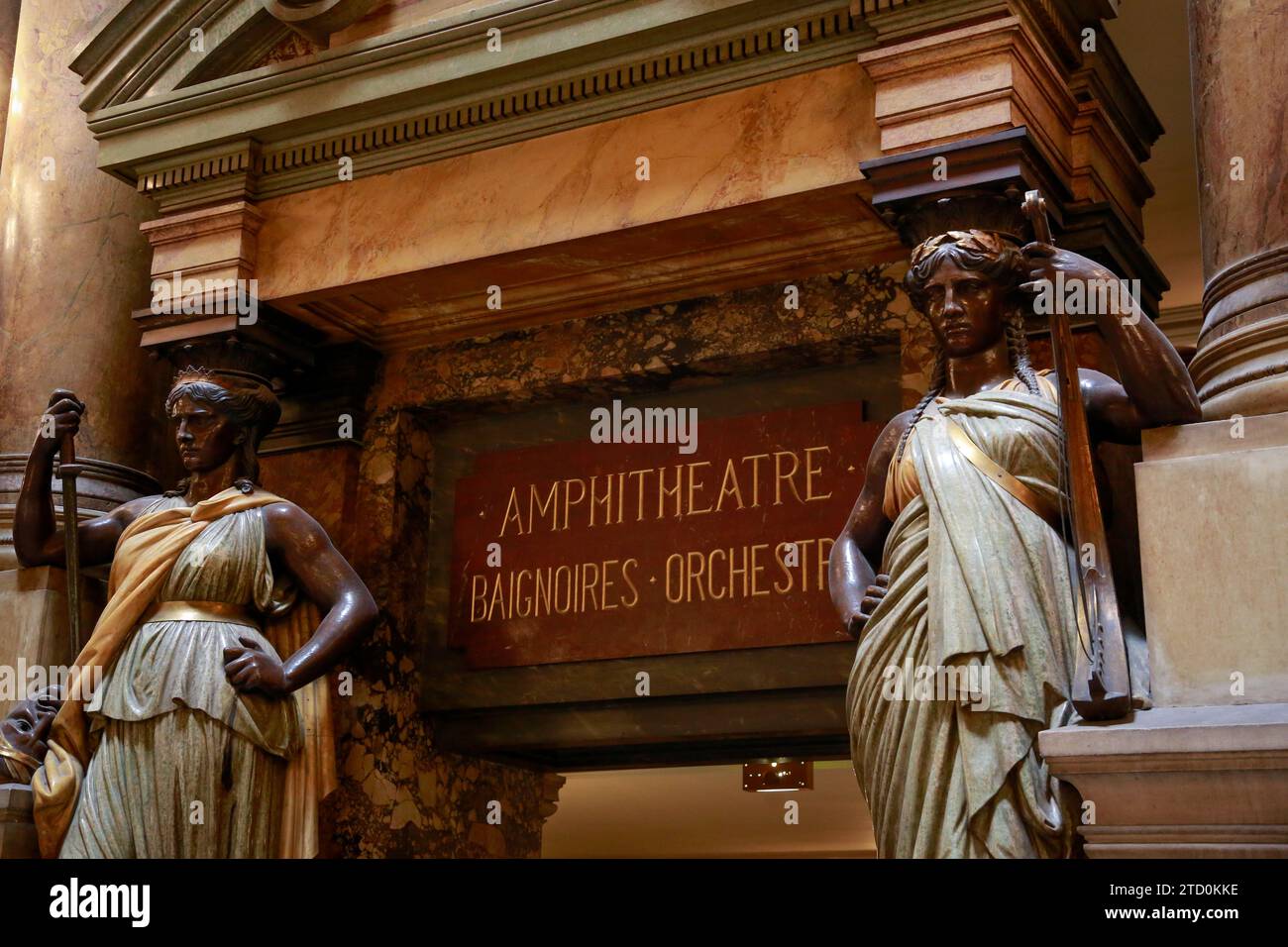 Opera Garnier, bekannt als Palais Garnier, Symbol von Paris, an einem schönen Sommertag mit blauem Himmel, in Paris, Frankreich Stockfoto