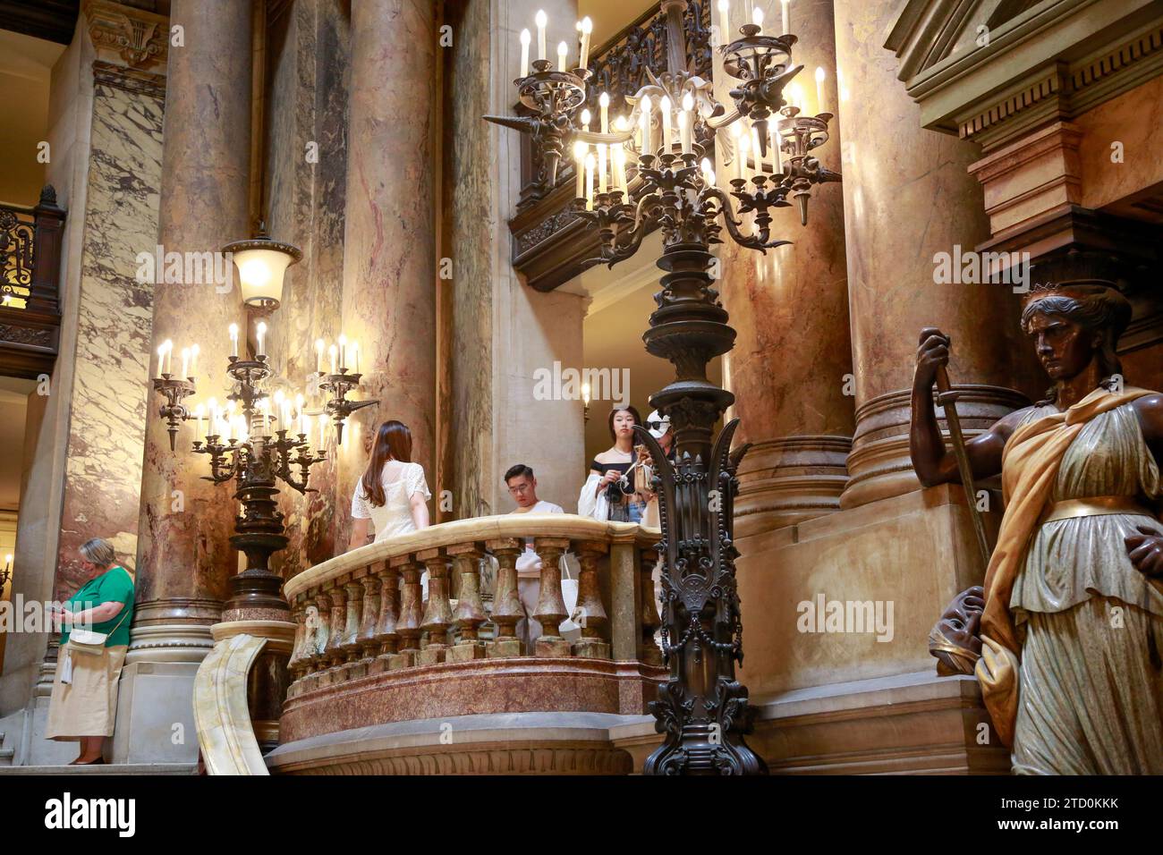 Opera Garnier, bekannt als Palais Garnier, Symbol von Paris, an einem schönen Sommertag mit blauem Himmel, in Paris, Frankreich Stockfoto