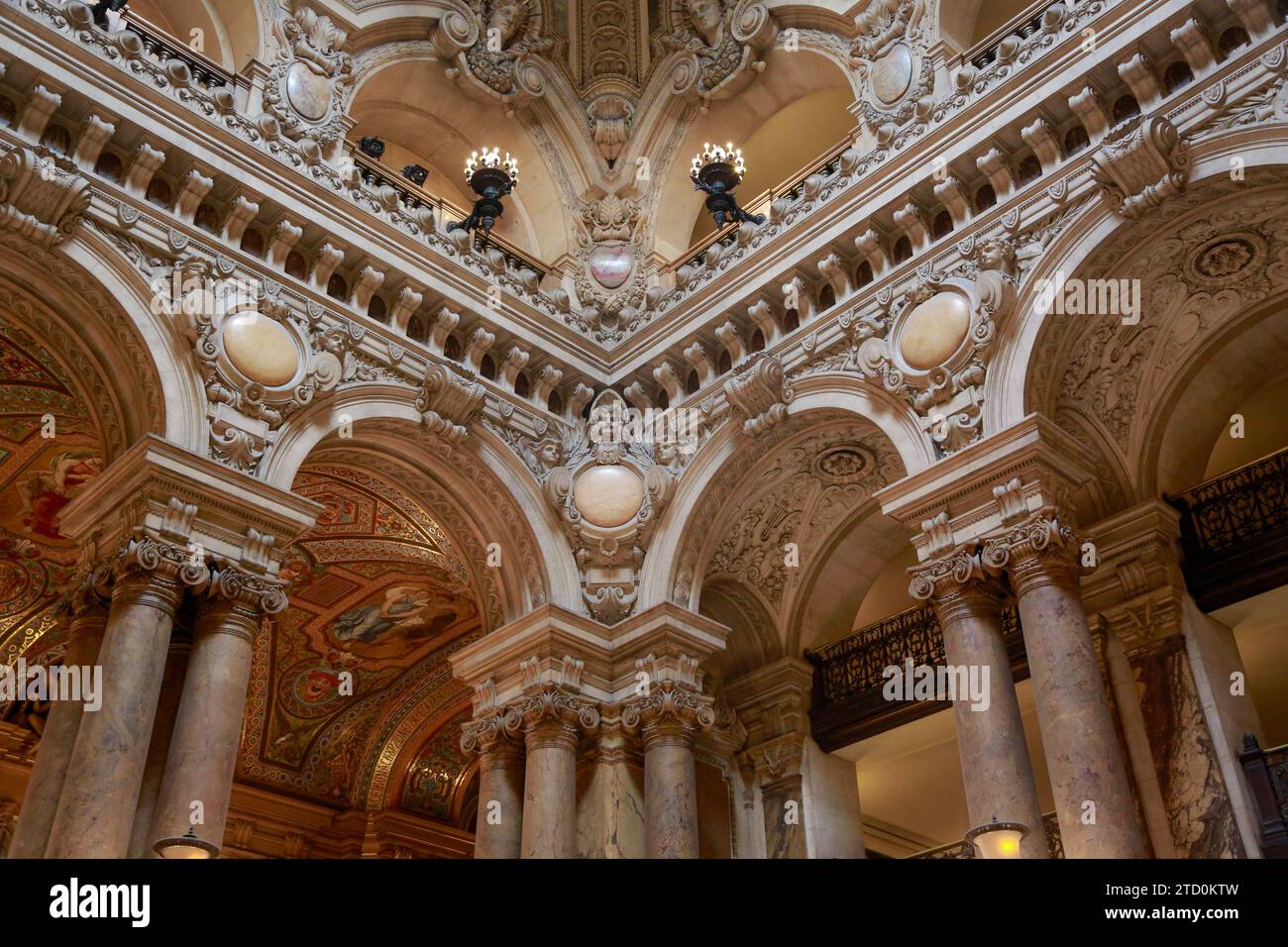 Opera Garnier, bekannt als Palais Garnier, Symbol von Paris, an einem schönen Sommertag mit blauem Himmel, in Paris, Frankreich Stockfoto