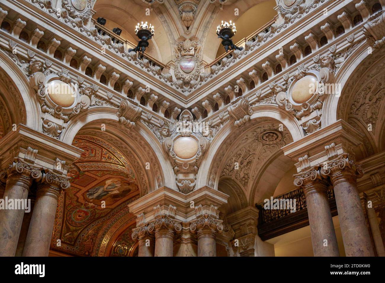 Opera Garnier, bekannt als Palais Garnier, Symbol von Paris, an einem schönen Sommertag mit blauem Himmel, in Paris, Frankreich Stockfoto