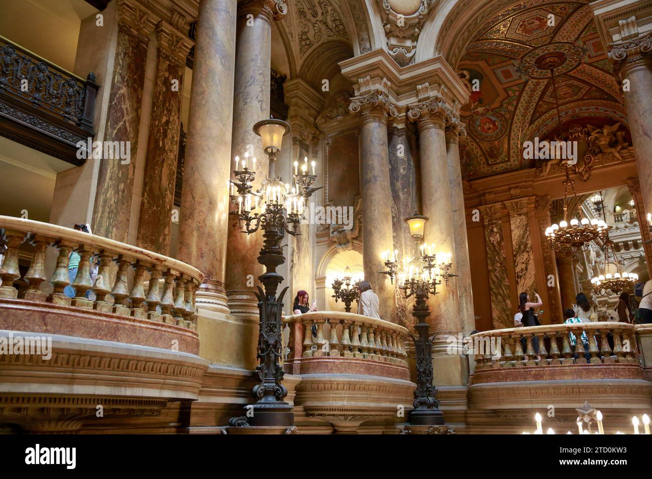 Opera Garnier, bekannt als Palais Garnier, Symbol von Paris, an einem schönen Sommertag mit blauem Himmel, in Paris, Frankreich Stockfoto