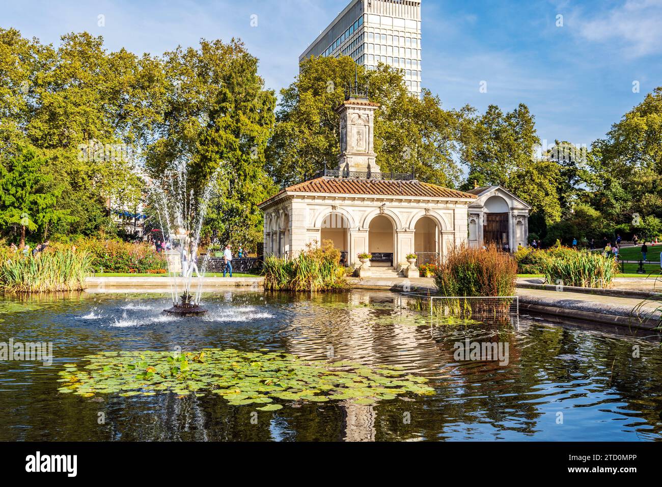Pumpenhaus und Wasserbecken in den Italian Gardens in der Nähe von Lancaster Gate Kensington Gardens, Royal Parks of London, Vereinigtes Königreich Stockfoto