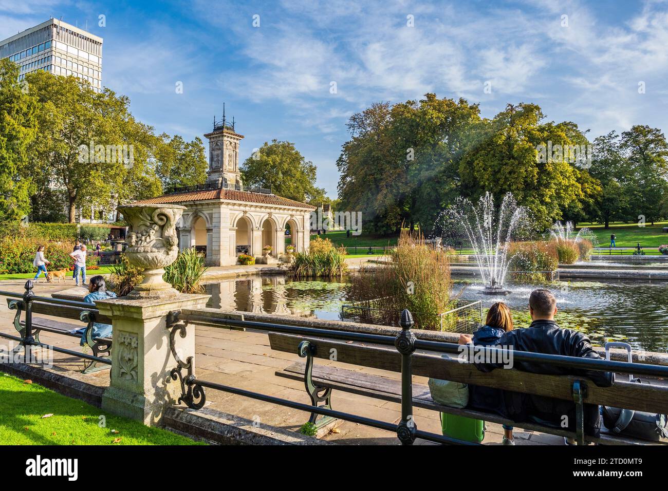 Pumpenhaus und Wasserbecken in den Italian Gardens in der Nähe von Lancaster Gate Kensington Gardens, Royal Parks of London, Vereinigtes Königreich Stockfoto
