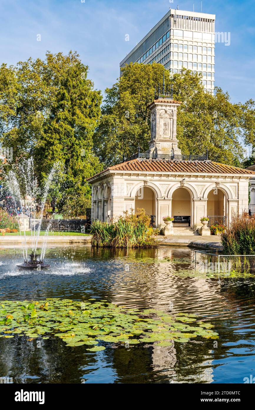 Pumpenhaus und Wasserbecken in den Italian Gardens in der Nähe von Lancaster Gate Kensington Gardens, Royal Parks of London, Vereinigtes Königreich Stockfoto