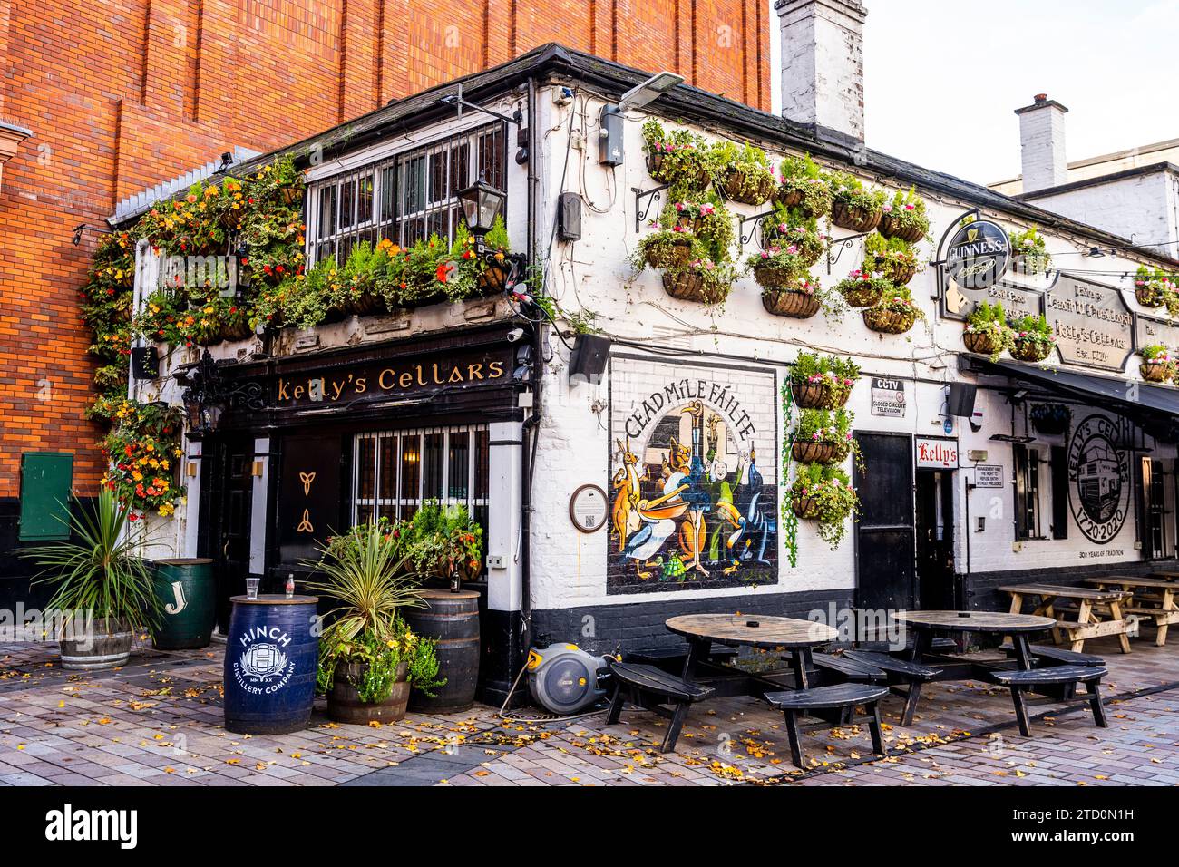 Außenansicht von Kelly's Cellars, berühmtes touristisches Wahrzeichen und hervorragendes Beispiel für den traditionellen irischen Pub in Belfast, Nordirland. Stockfoto