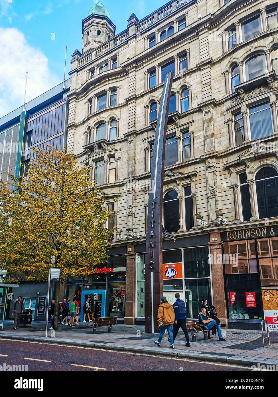Titanic Mast, Teil der Masten, eine öffentliche Kunstinstallation, die von Belfast hergestellte Schiffe darstellt, im Donegall Place, im Stadtzentrum von Belfast, Nordirland Stockfoto