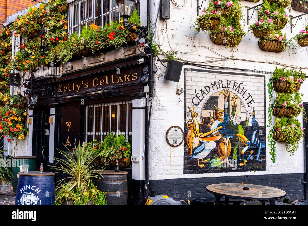 Außenansicht von Kelly's Cellars, berühmtes touristisches Wahrzeichen und hervorragendes Beispiel für den traditionellen irischen Pub in Belfast, Nordirland. Stockfoto