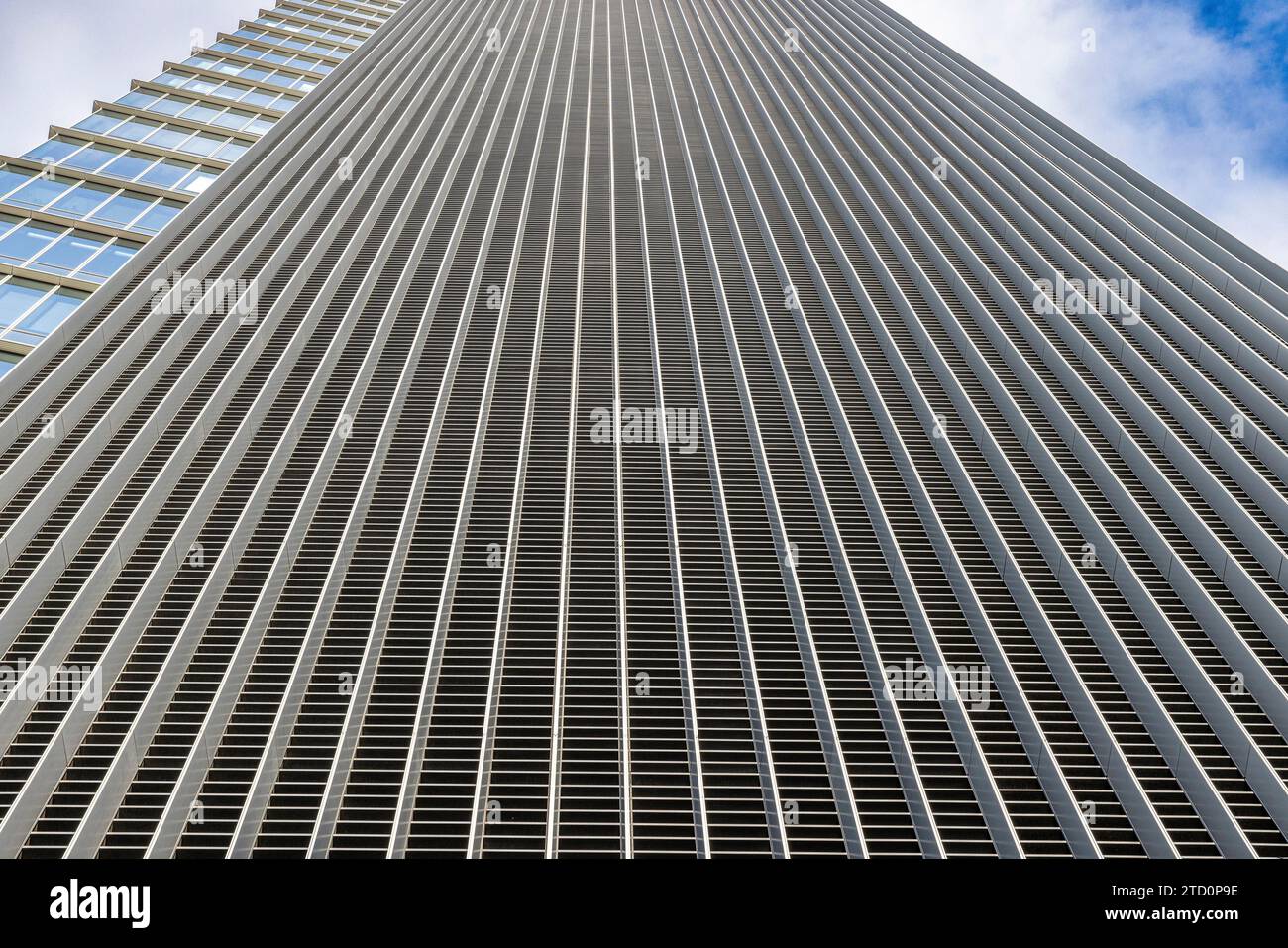 Detail eines modernen Gebäudes mit regulärem Muster Stockfoto