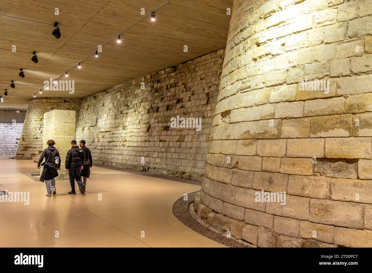 Teil des Grabens der alten Louvre-Festung, mittelalterlicher Louvre, die mittelalterlichen Überreste der ursprünglichen Louvre-Festung aus den 1200er Jahren, Paris Stockfoto