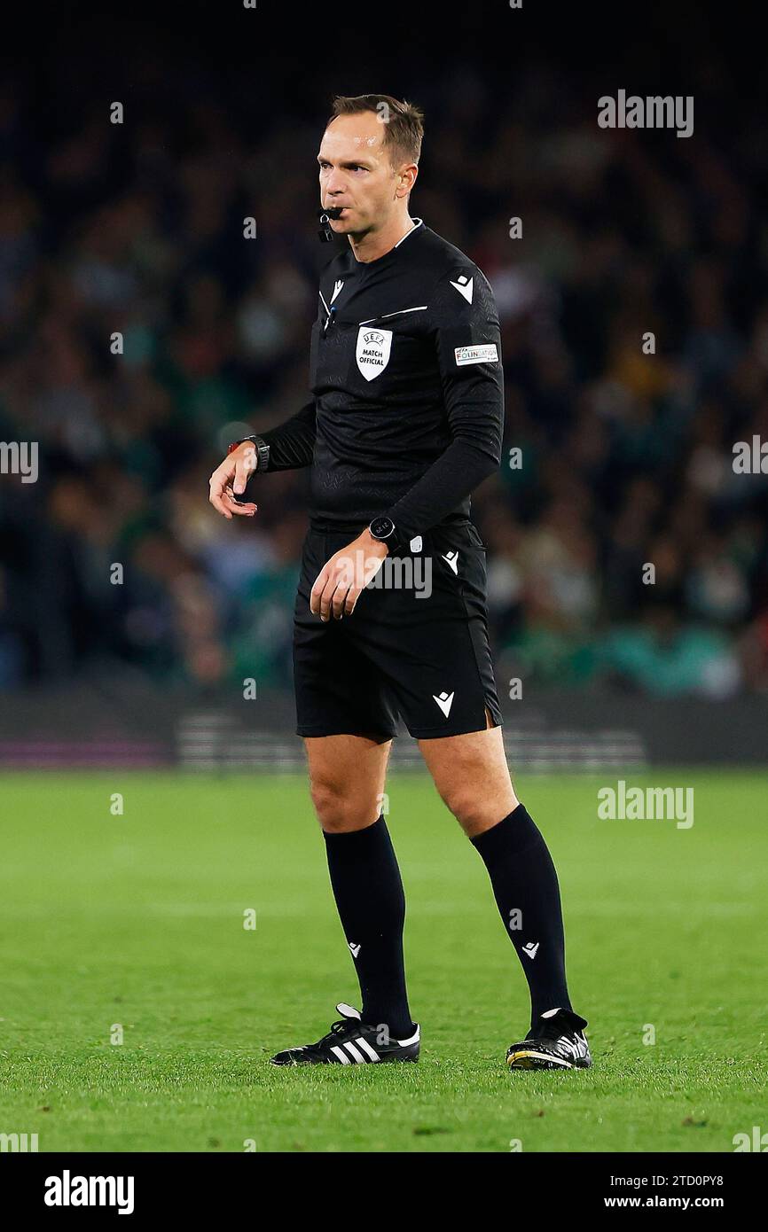 Sevilla, Spanien. Dezember 2023. Schiedsrichter Srdjan Jovanovic war beim Spiel der UEFA Europa League zwischen Real Betis und Rangers im Estadio Benito Villamarin in Sevilla zu sehen. (Foto: Gonzales Photo - Andres Gongora). Quelle: Gonzales Photo/Alamy Live News Stockfoto