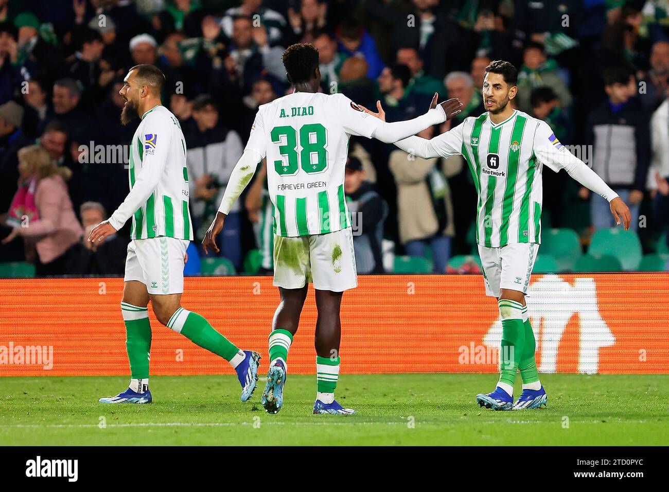 Sevilla, Spanien. Dezember 2023. Ayoze Perez (10) von Real Betis gleicht 2-2 aus und feiert mit Assane Diao (38) während des UEFA Europa League-Spiels zwischen Real Betis und Rangers im Estadio Benito Villamarin in Sevilla. (Foto: Gonzales Photo - Andres Gongora). Quelle: Gonzales Photo/Alamy Live News Stockfoto